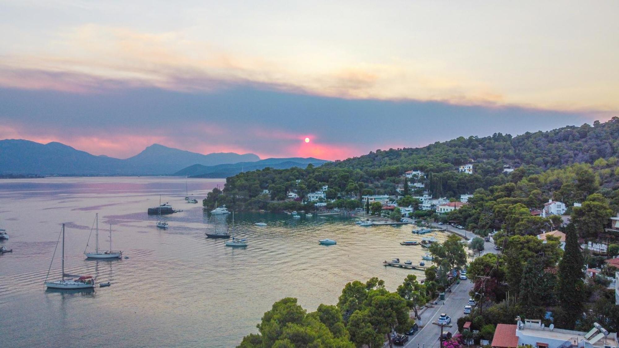Seaview Apartment - Poros Relaxing Beachfront Flat Poros Town ภายนอก รูปภาพ