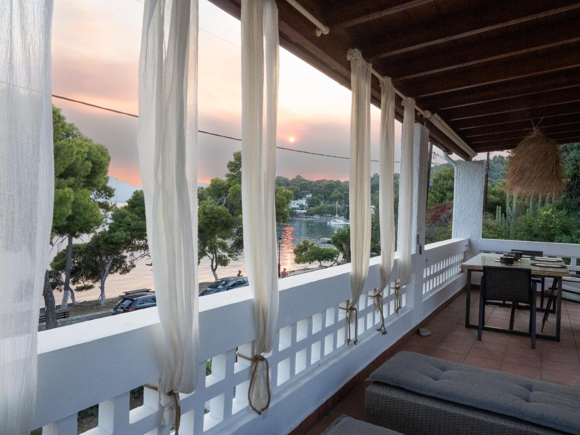 Seaview Apartment - Poros Relaxing Beachfront Flat Poros Town ภายนอก รูปภาพ