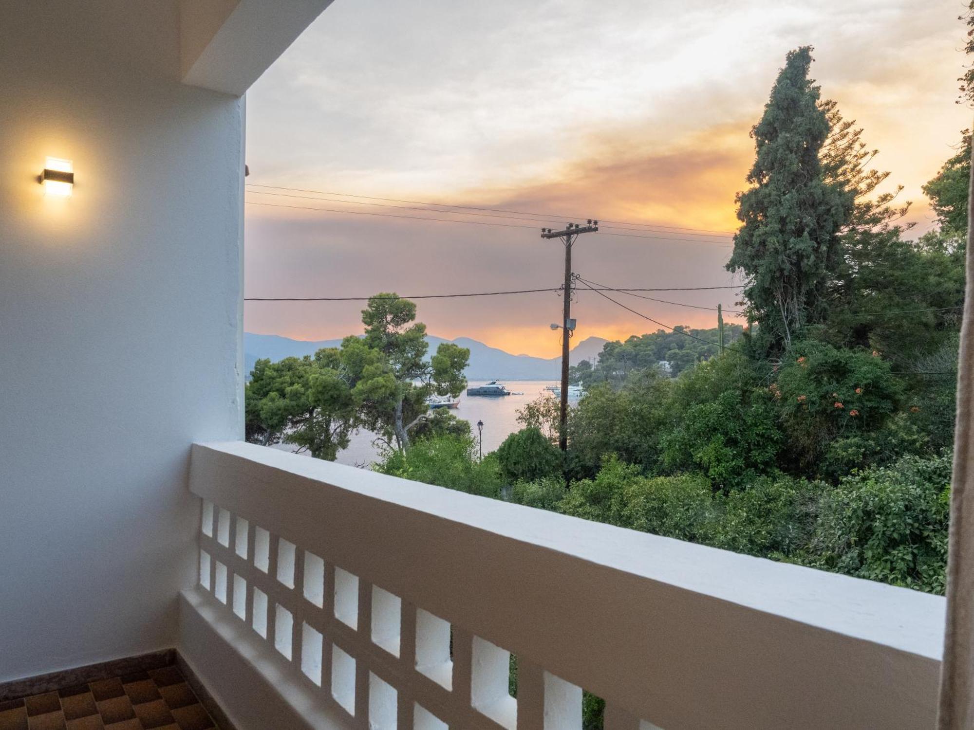 Seaview Apartment - Poros Relaxing Beachfront Flat Poros Town ภายนอก รูปภาพ