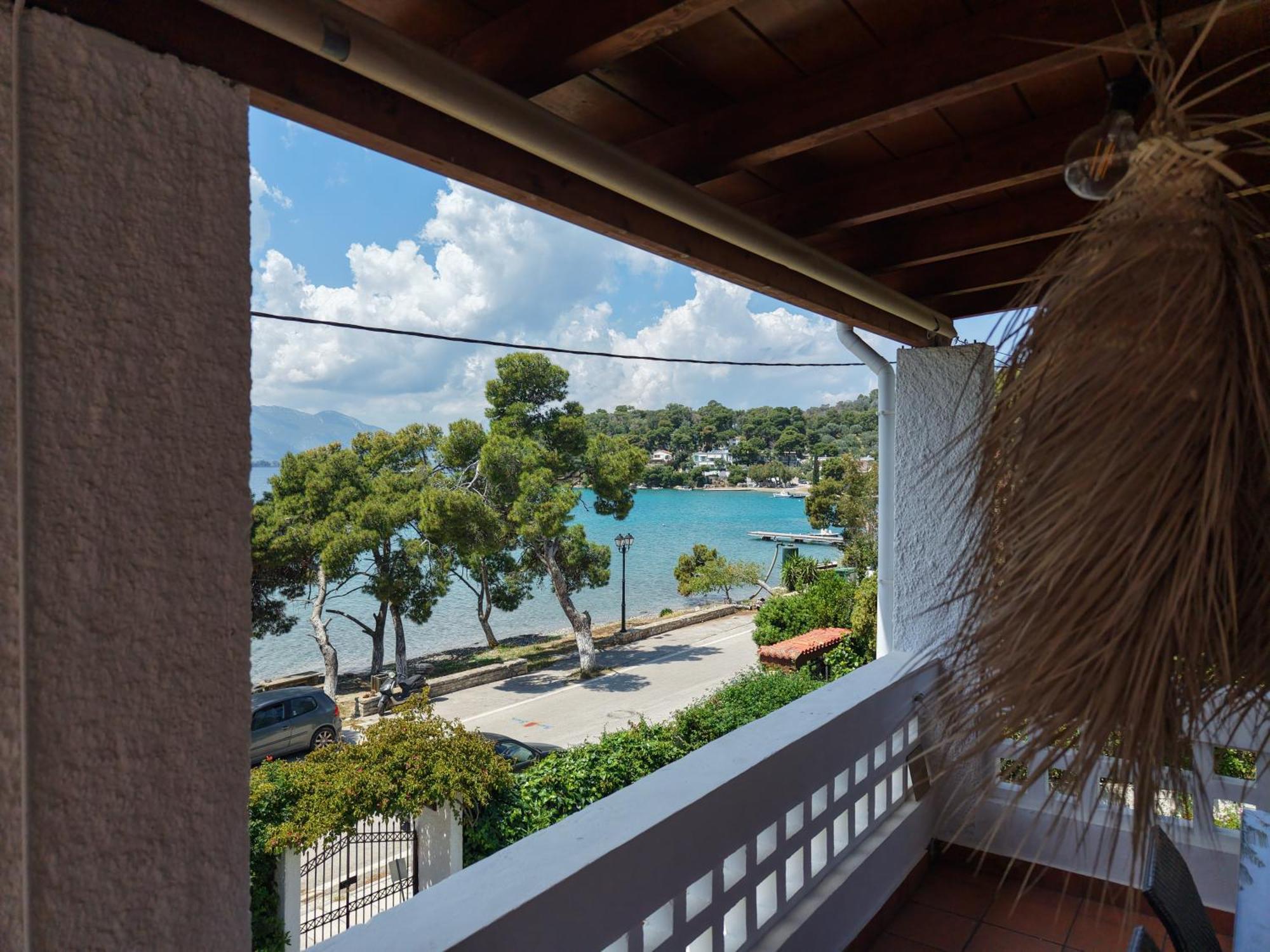 Seaview Apartment - Poros Relaxing Beachfront Flat Poros Town ภายนอก รูปภาพ