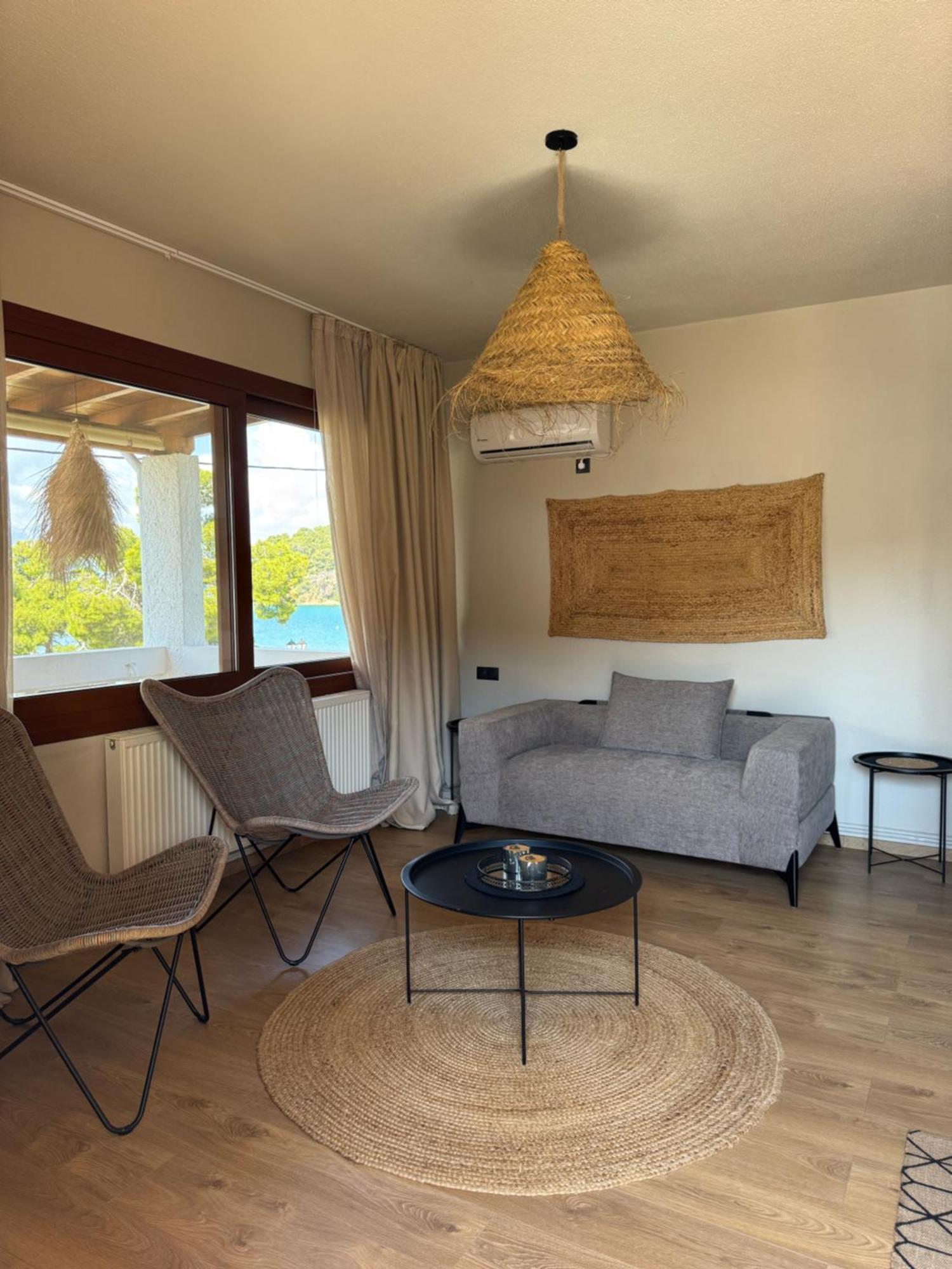 Seaview Apartment - Poros Relaxing Beachfront Flat Poros Town ภายนอก รูปภาพ